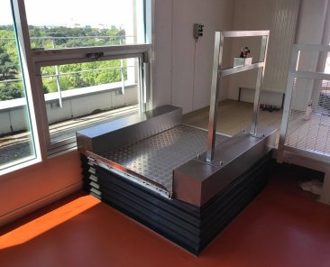 Installation d’un élévateur LOW UP par ABC LIFT spécialiste en plateforme élévateur ascenseur pour personne à mobilité réduite en France