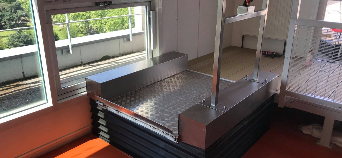 Installation d’un élévateur LOW UP par ABC LIFT spécialiste en plateforme élévateur ascenseur pour personne à mobilité réduite en France
