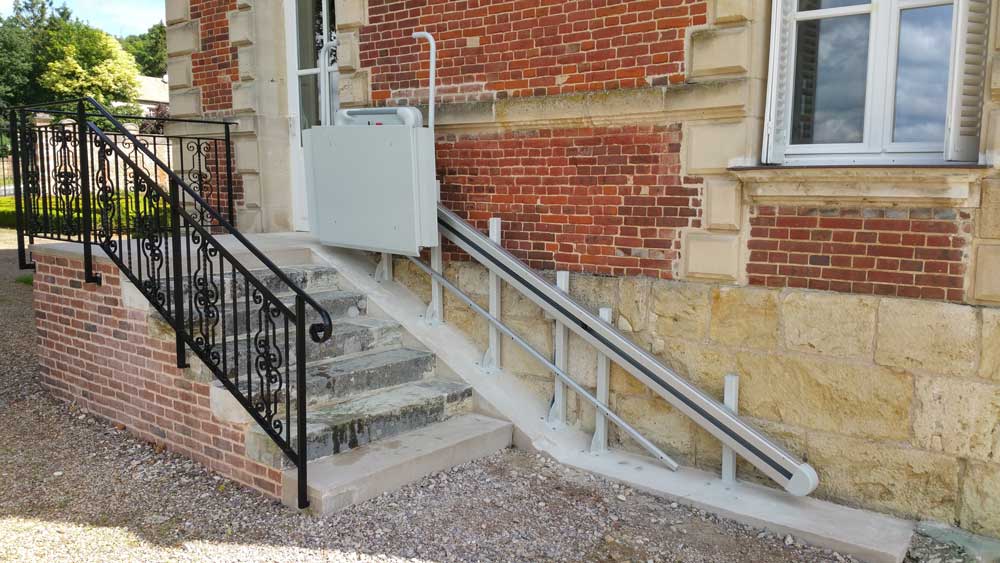 ABC LIFT spécialiste en élévateurs pour personne à mobilité réduiteici un élévateur monte-escaliers